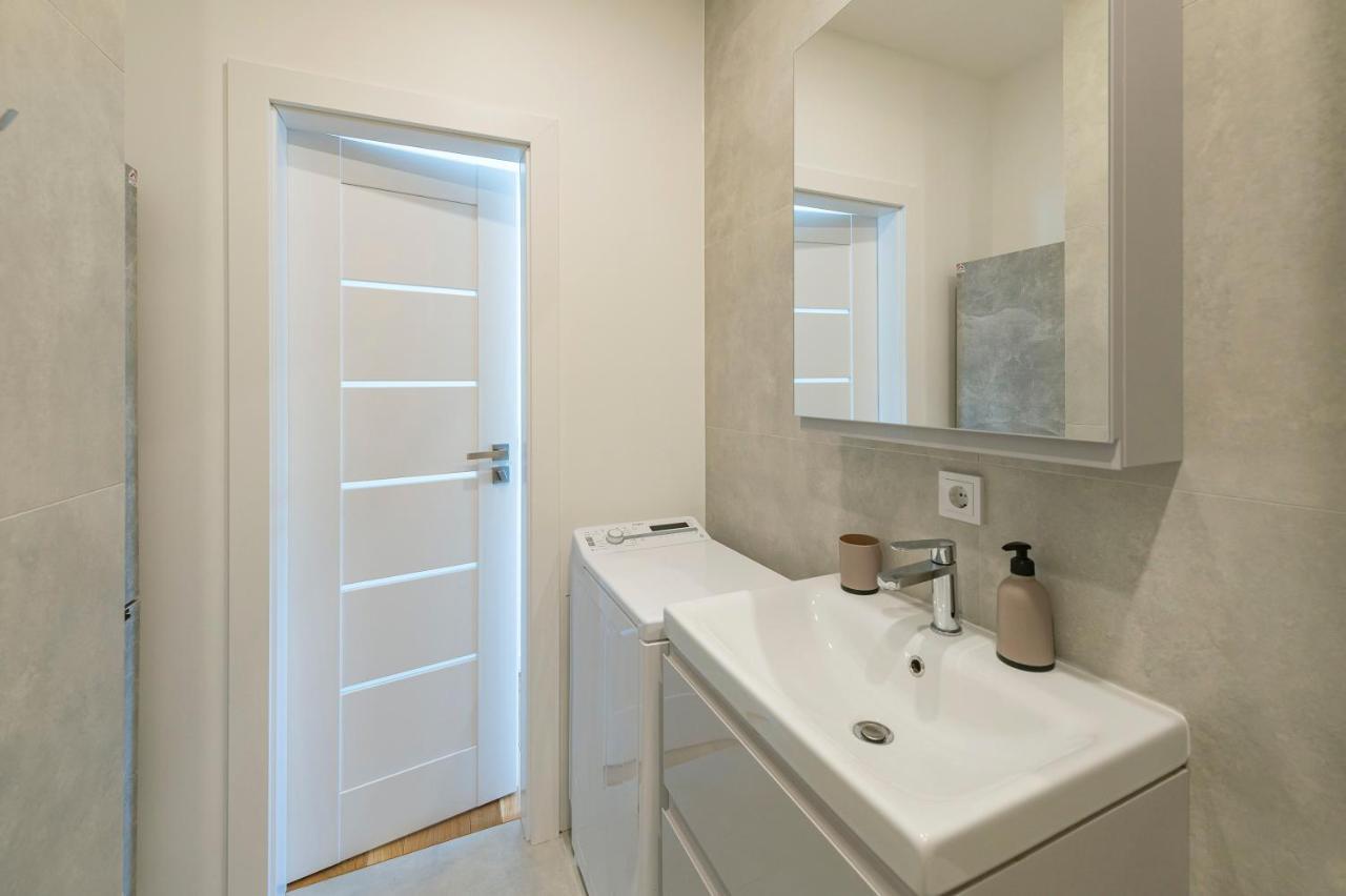 White 1 Bd Old Town Apartment By Hostlovers Kaunas Dış mekan fotoğraf
